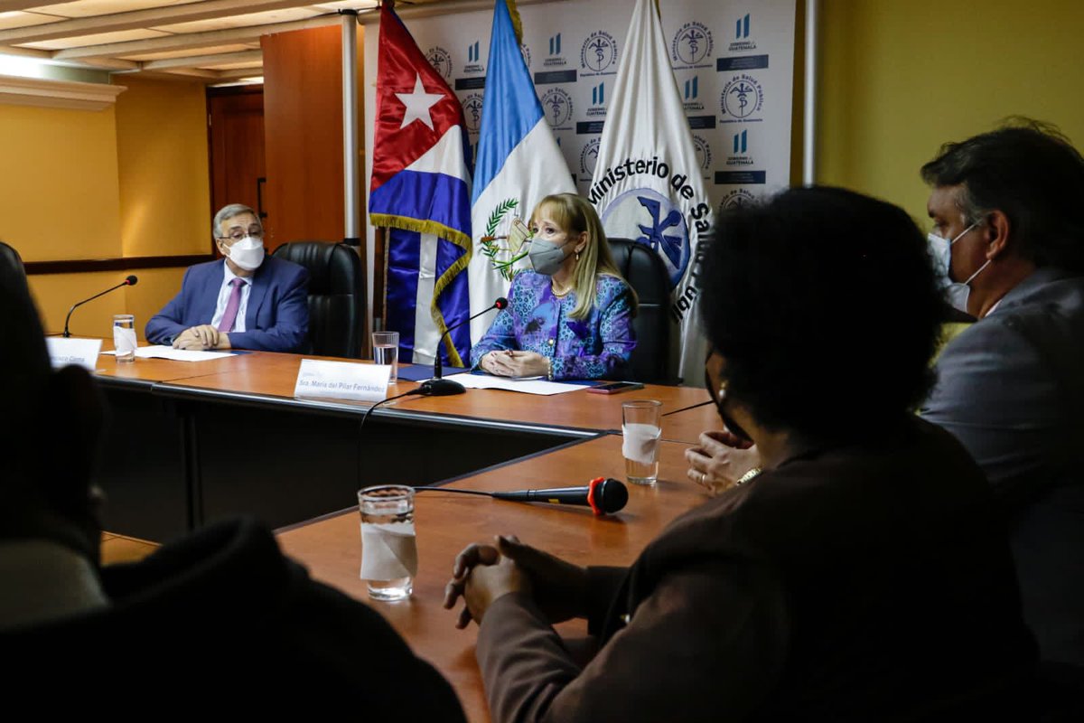 MinSaludGuate's tweet photo. "Tengo que reconocer el apoyo en los momentos más fuertes de la pandemia, conformando equipos para ir a trabajar a la primera línea en los hospitales COVID-19, esto transciende cualquier convenio porque lo que representa es amor y entrega", indicó el ministro Coma. https://t.co/dkShiSbmuh