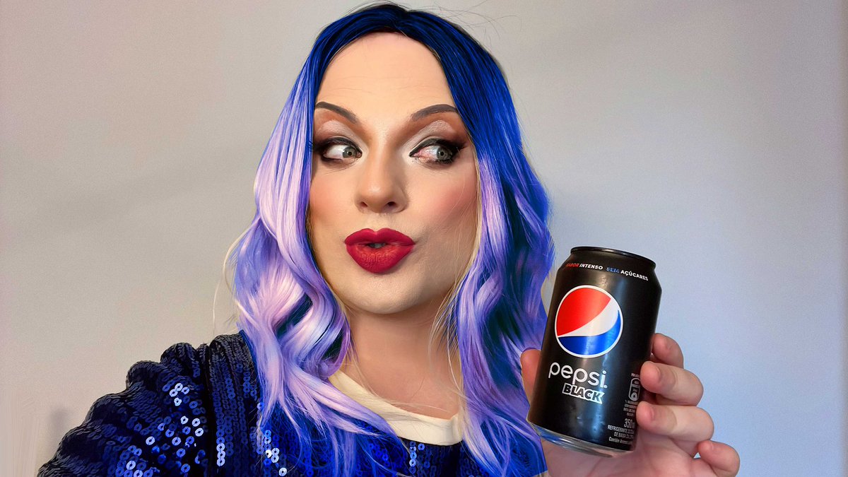 Lorelay_Fox's tweet photo. Pensando em tingir as perucas pra combinar com o refri favorito, qual dos looks vcs preferem? Fazendo tudo pra @pepsibr me mandar mais mimos #TomaEssa #publicidade https://t.co/4hoYAj7nzt