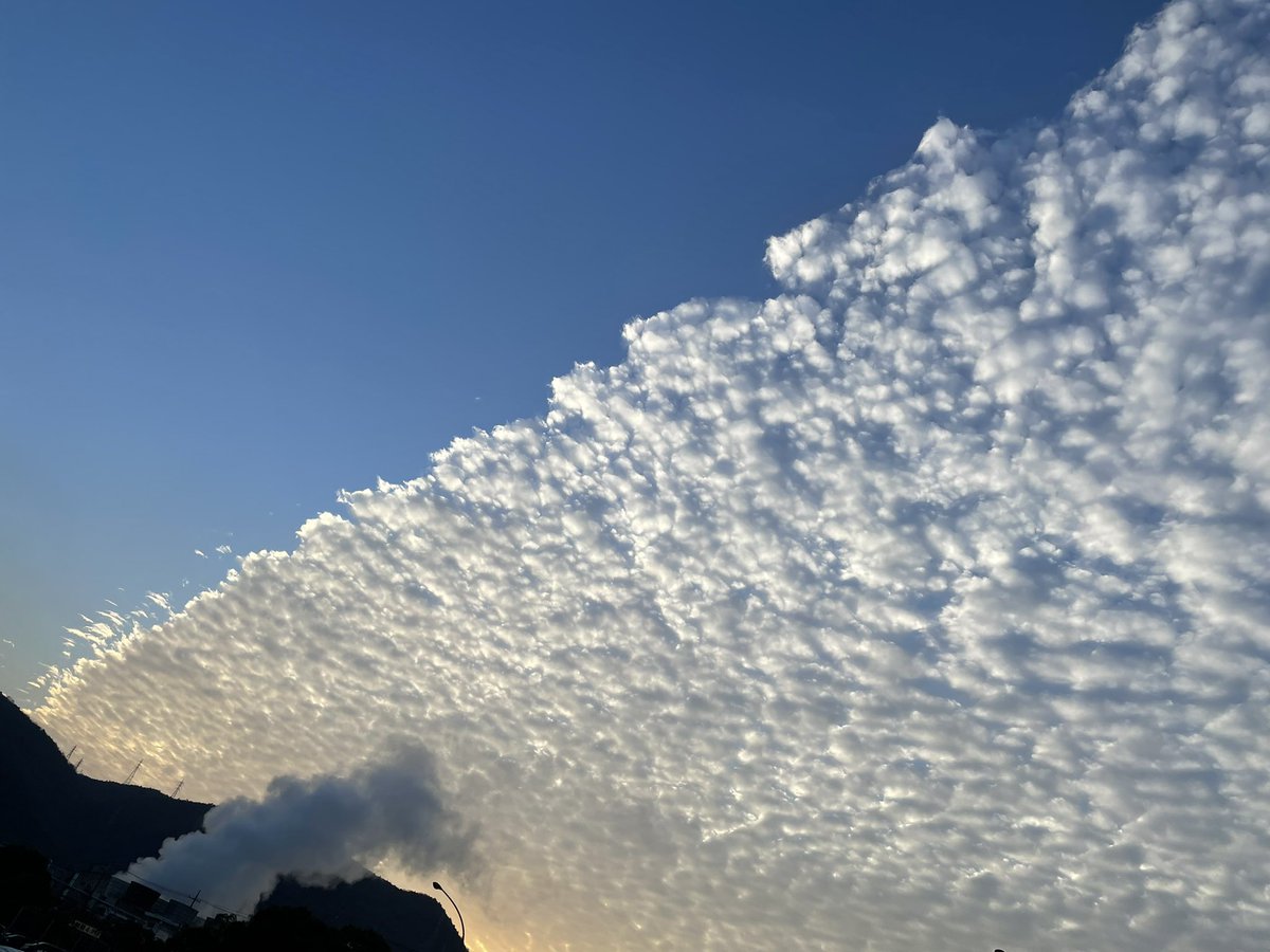 gossan1106's tweet photo. 真っ直ぐ辺な雲
地震雲かな？ https://t.co/vFGb6404g3