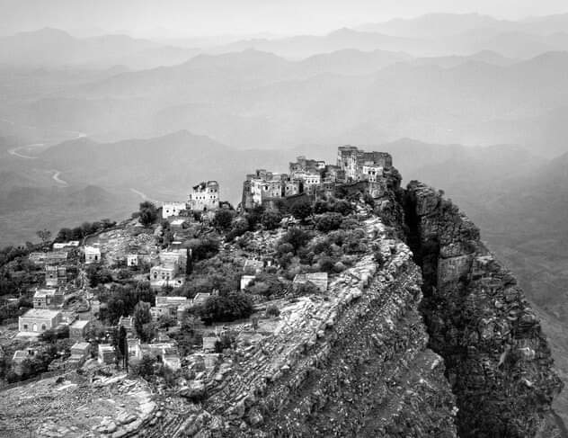 Yemen_documents's tweet photo. شاهد 📸 صورة قديمة ونادرة لقرية #المصياء - عزلة الغربي #المحويت
ثلاثة جوانب من القرية معلق في السماء، فهي من اشهر قرى المحويت المعلقة، ويمكن رؤيتها من منتزة الريادي بوضوح
معلوماتكم!!
إنها #اليمن 🇾🇪
توثيق #ارشيف_اليمن_القديم https://t.co/qjnwqHgyzJ