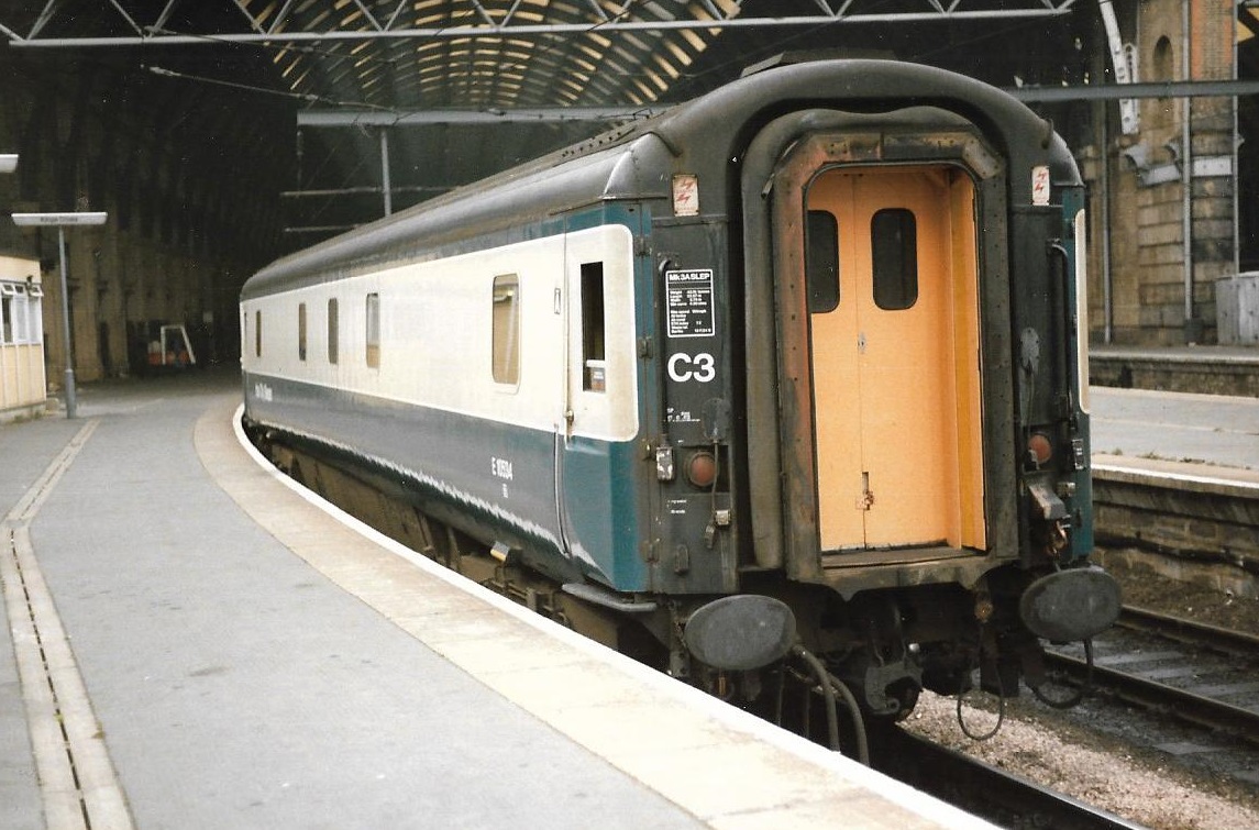 SalopianLyne's tweet photo. #BRCoaches No.48 : London King's Cross 8th October 1986
British Rail Mark 3 SLEP Sleeping Car with Pantry E10534 built Derby 1981. Original Blue/Grey livery.
#BritishRail #Derby #trainspotting #KingsCross #Sleeper #coaches 🤓 https://t.co/KZSYk39KPy