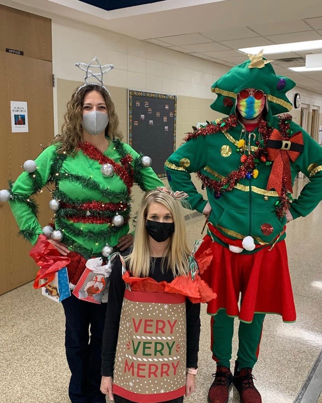 NES160's tweet image. It’s sweater weather in the elementary…to say the least, our teachers brought it!

#FunandFestive
#VeryVeryMerry
#BlessedWithTheBest

@JCPiening @BritSullivan10