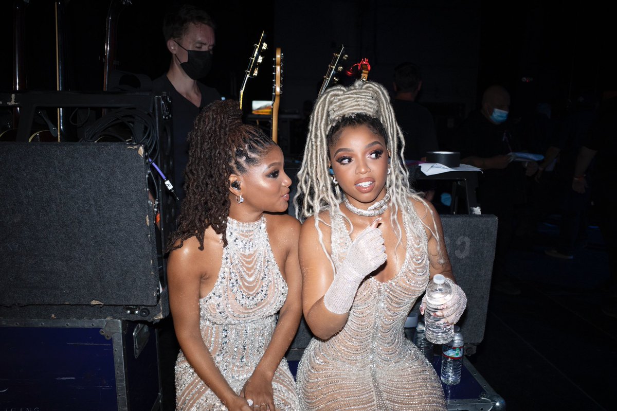 ㅤㅤㅤ©  𝘶𝘯𝘨𝘰𝘥𝘭𝘺𝘴𝘪𝘴𝘵𝘦𝘳𝘴 — #TSNMIXMAS
ㅤㅤ
Last minute soundcheck &amp; a sneak peak of our outfits for tonight. We got caught... staring at who? 👀
ㅤ
ㅤㅤ ㅤㅤㅤlove, chloe x halle
