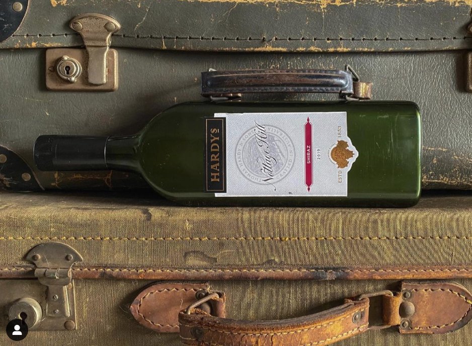 Driving home for Christmas, I can’t wait to see those faces....

When I turn up with a bottle of <a href="/HardysWineUK/">Hardys Wines</a> ready to start the festivities with the family 🎅🎄

📸  @asseenbylloyd