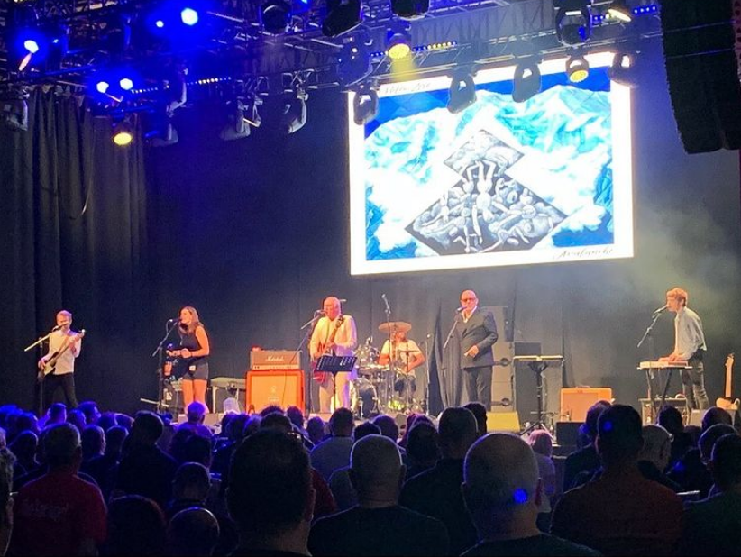 tommonksmusic's tweet photo. 2021 is officially and miraculously complete! Positive vibes and negative tests. I've vastly enjoyed life having a purpose again. See you in 197- I mean, 2022 x @NineBelowZero1 @GrantJudges #TheAim https://t.co/QMw7IEJ3TH