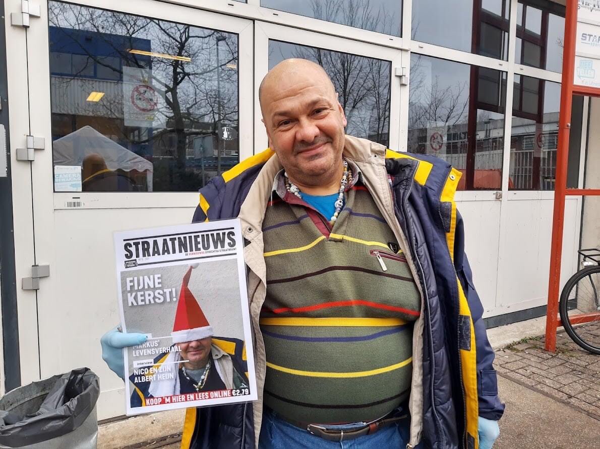 Bedros met zijn eigen briljante Kerstcover.
Als je Bedros tegenkomt, maak even een praatje met hem. Scan dan de QR-code op zijn pas om een Straatnieuws van hem te kopen. Mocht je hem niet tegenkomen, dan kan dat ook hier: straatnieuws.nl/bedros