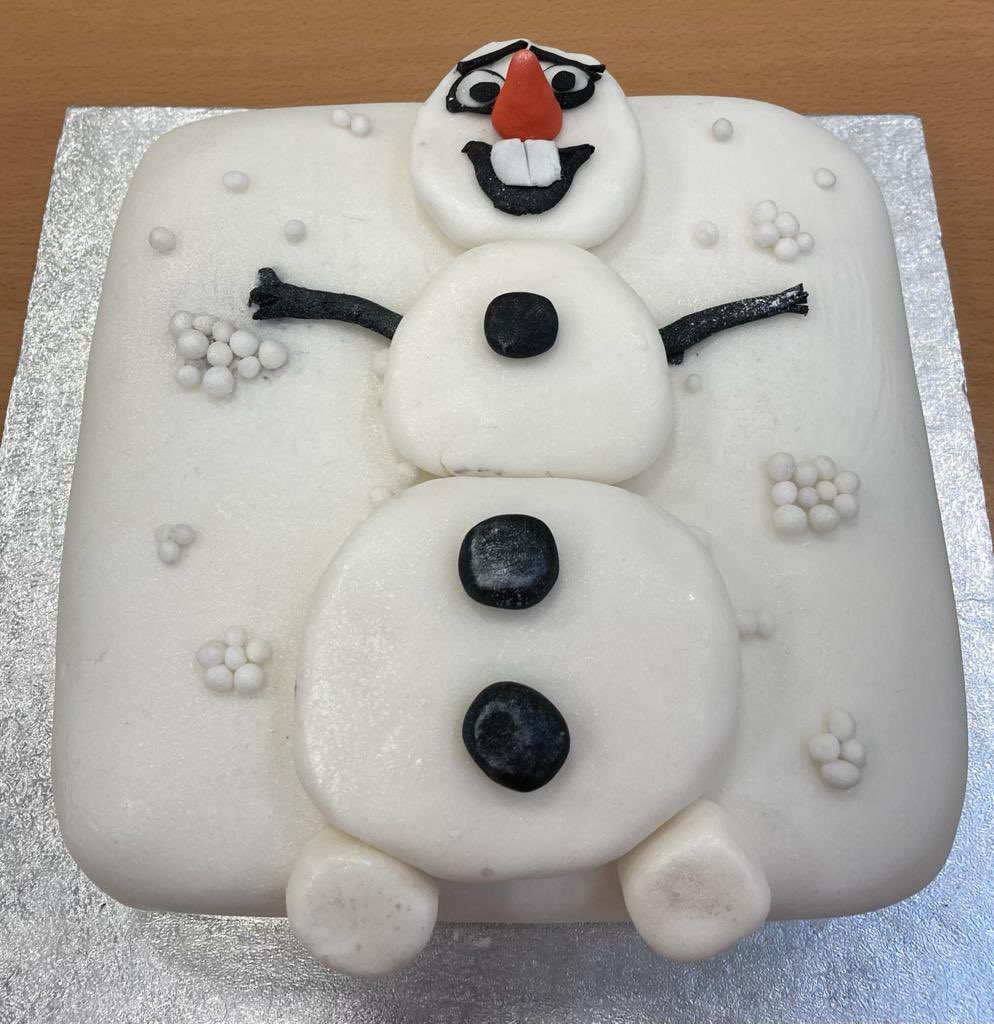LargyOfficial's tweet image. Well done to our winners of the TY Christmas Cake competition. Eva Hannon (1st), Orla Mckiernan (2nd) &amp;amp; Kyla Gormley (3rd). Also thank you to Brid Teevan, Pastry Chef in The @OldePost Inn for delivering a workshop to our students and to their Home Economics teacher, Ms Lynch.