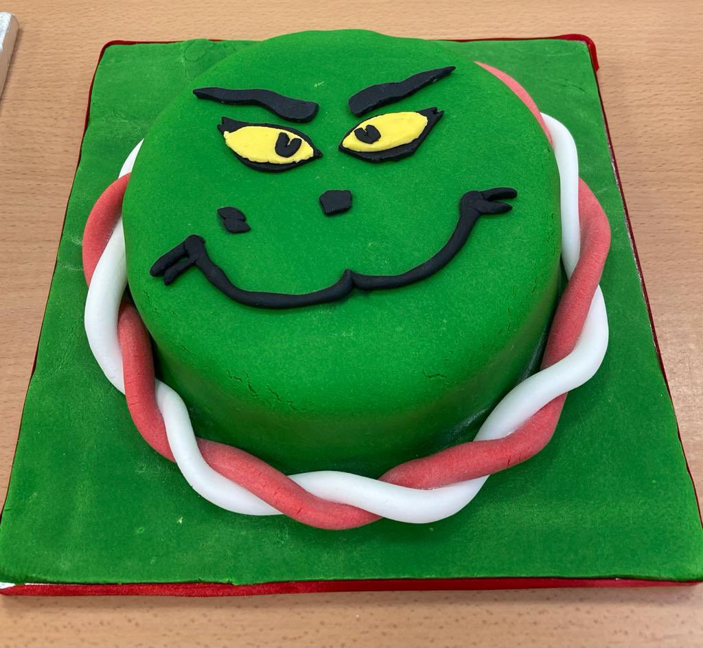 LargyOfficial's tweet image. Well done to our winners of the TY Christmas Cake competition. Eva Hannon (1st), Orla Mckiernan (2nd) &amp;amp; Kyla Gormley (3rd). Also thank you to Brid Teevan, Pastry Chef in The @OldePost Inn for delivering a workshop to our students and to their Home Economics teacher, Ms Lynch.