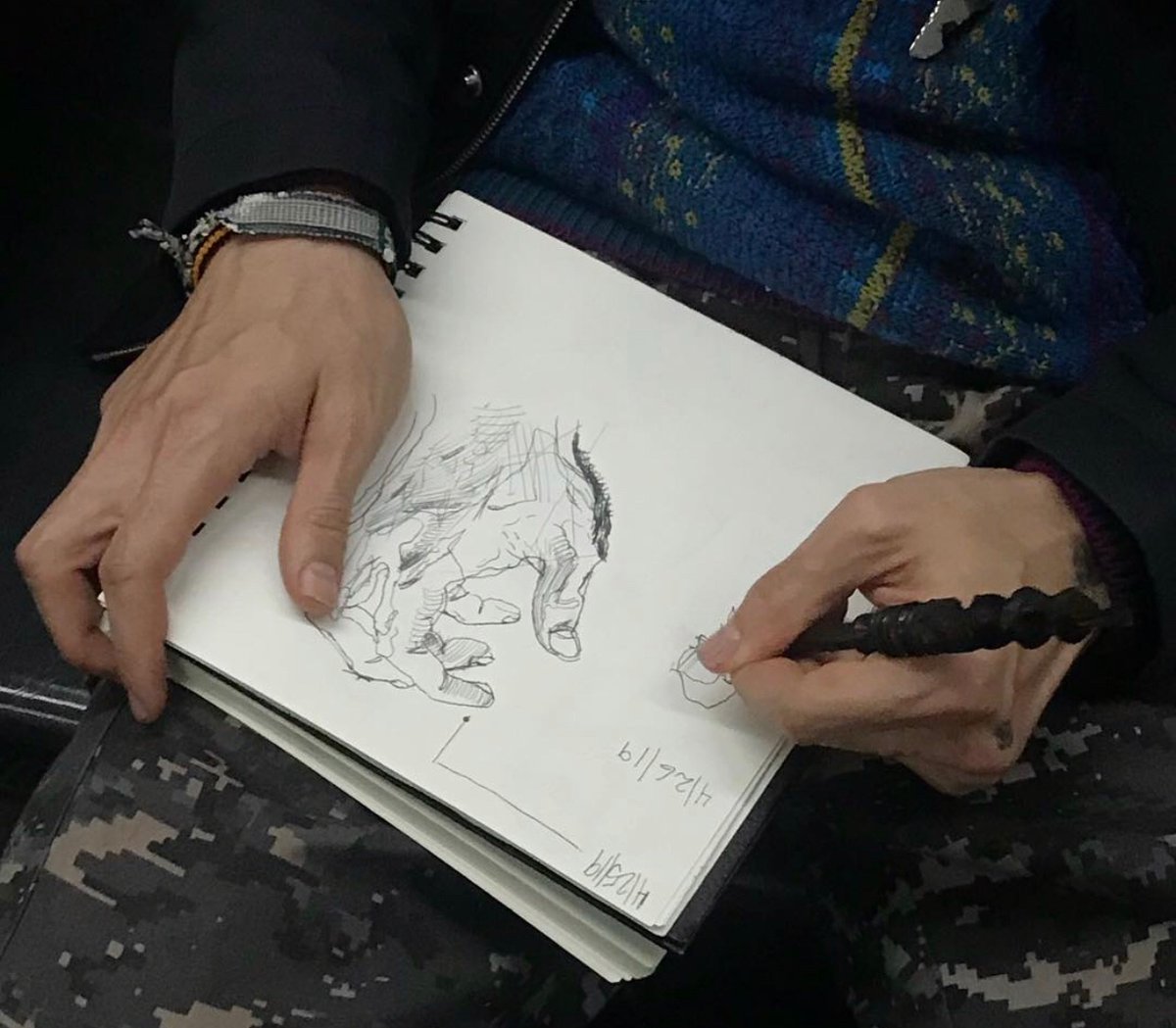 hourly hands 🐼 (@hourlyhands) on Twitter photo 