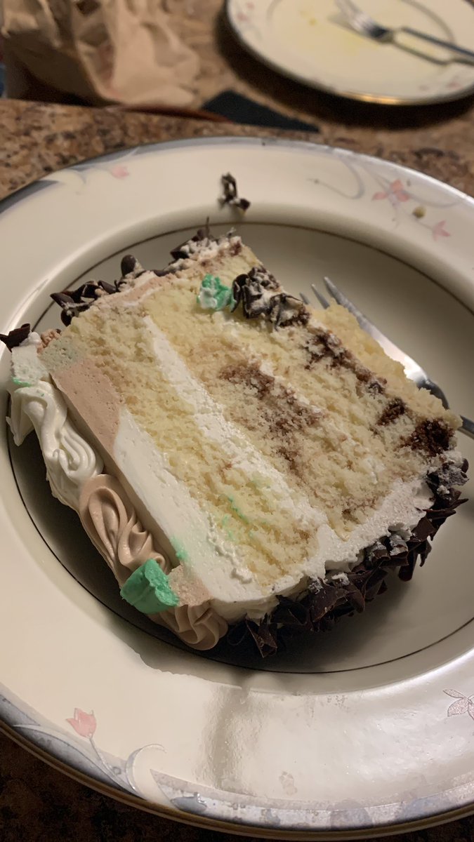 ayyrieslmao's tweet photo. polarizing Winnipeg things: Jeanne’s cake 🍰 https://t.co/4UerpsCbN8