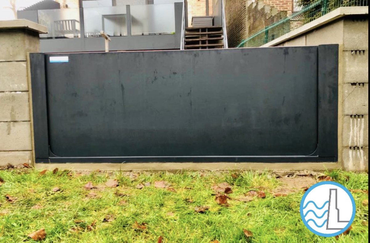 Hydroprotect's tweet photo. 👌 À présent, pour notre client, fini les sacs de sable lorsque le cours d'eau est en #crue
 Il est à présent bien protégé avec notre solution #Aqualock, le #portail de #protection contre l'#inondation fabriqué par notre partenaire depuis 5 ans, @Torbau_Schwaben ! 🇩🇪 https://t.co/c8Pg4jhAO6