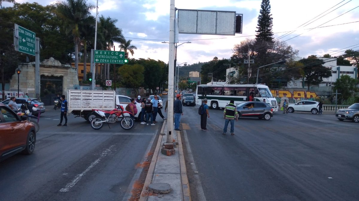 cometaof69's tweet photo. La ciudad hecha un caos por bloqueos del sindicato 3 de marzo ante falta de aguinaldo entre otras prestaciones #Oaxaca https://t.co/C7VvGrNpJq