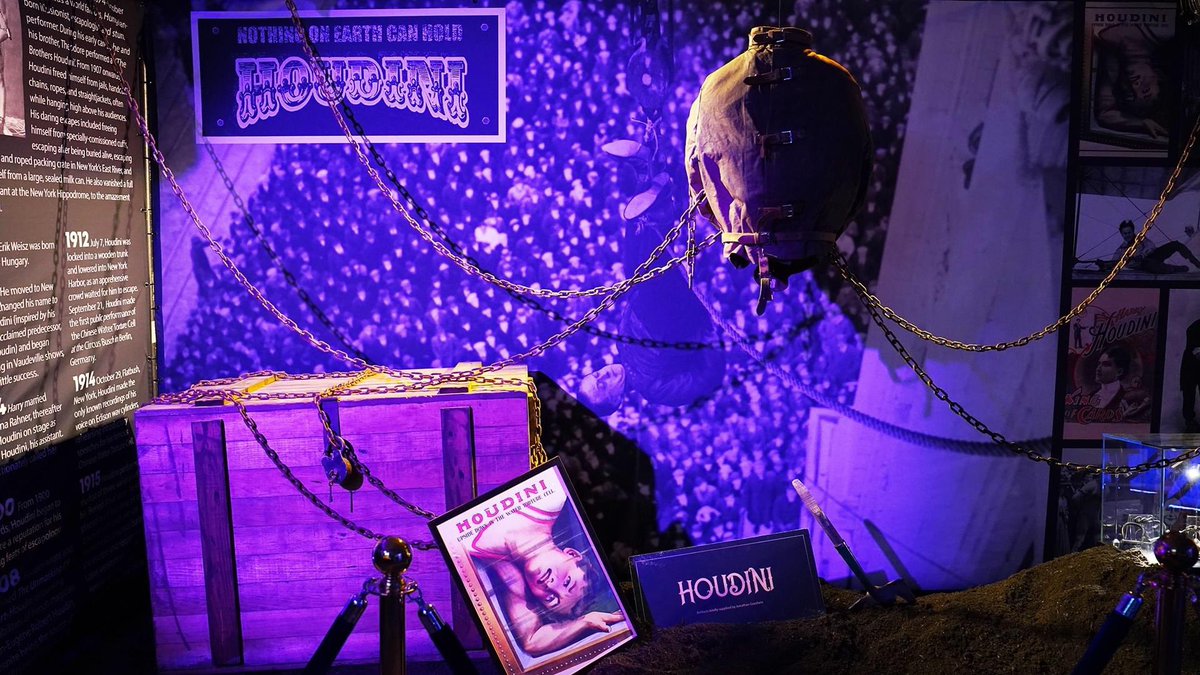 MagicImmersive's tweet image. Did you know that before becoming the world's most famous magician, Harry Houdini was a 19yr old street performer right here in Chicago? He would perform a trick involving swallowing a needle for tips. 

Learn more about Houdini in our Hall of Mysteries bit.ly/Magic-CHI.