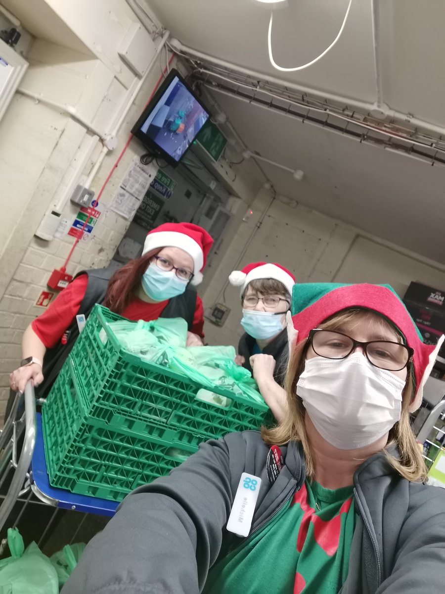 So proud and humbled to be able to support our local community food bank SHINE today <a href="/rectoryfarm/">Rectory Farm</a> handing out xmas parcels #itswhatwedo #christmassharingbags <a href="/simondryell/">Simon Dryell</a> <a href="/SimonTaylor89/">Simon Taylor</a> @MynottTracey