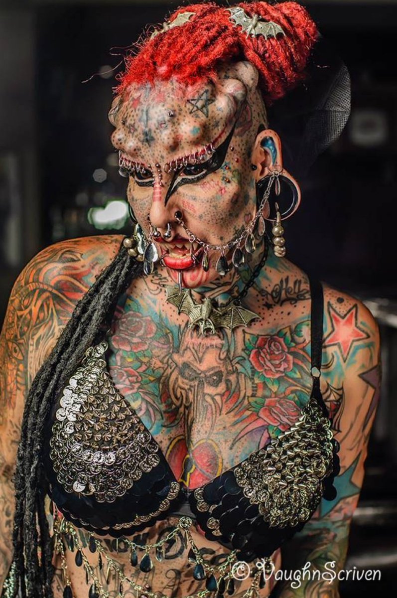 9-La mexicana María José Cristerna, conocida como mujer vampiro o mujer jaguar, es una abogada, empresaria, activista, artista friki y tatuadora profesional mexicana,