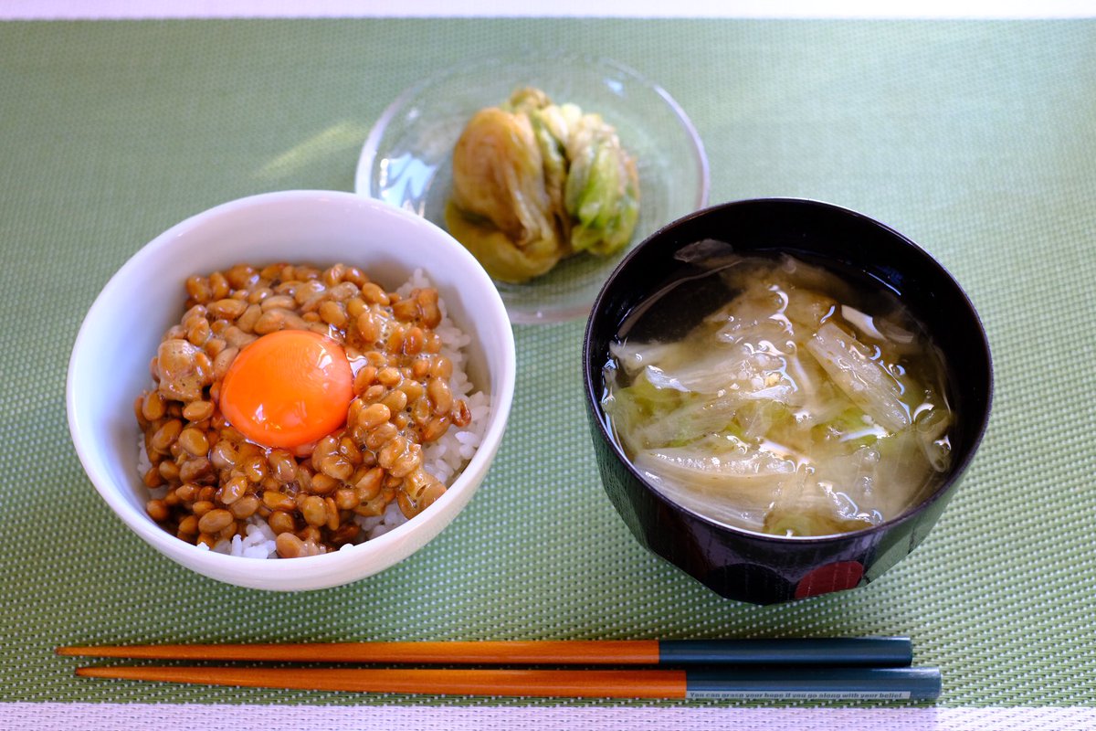 今日の朝ごはんはレタスのお浸し、レタスのお味噌汁、納豆卵ごはんです。