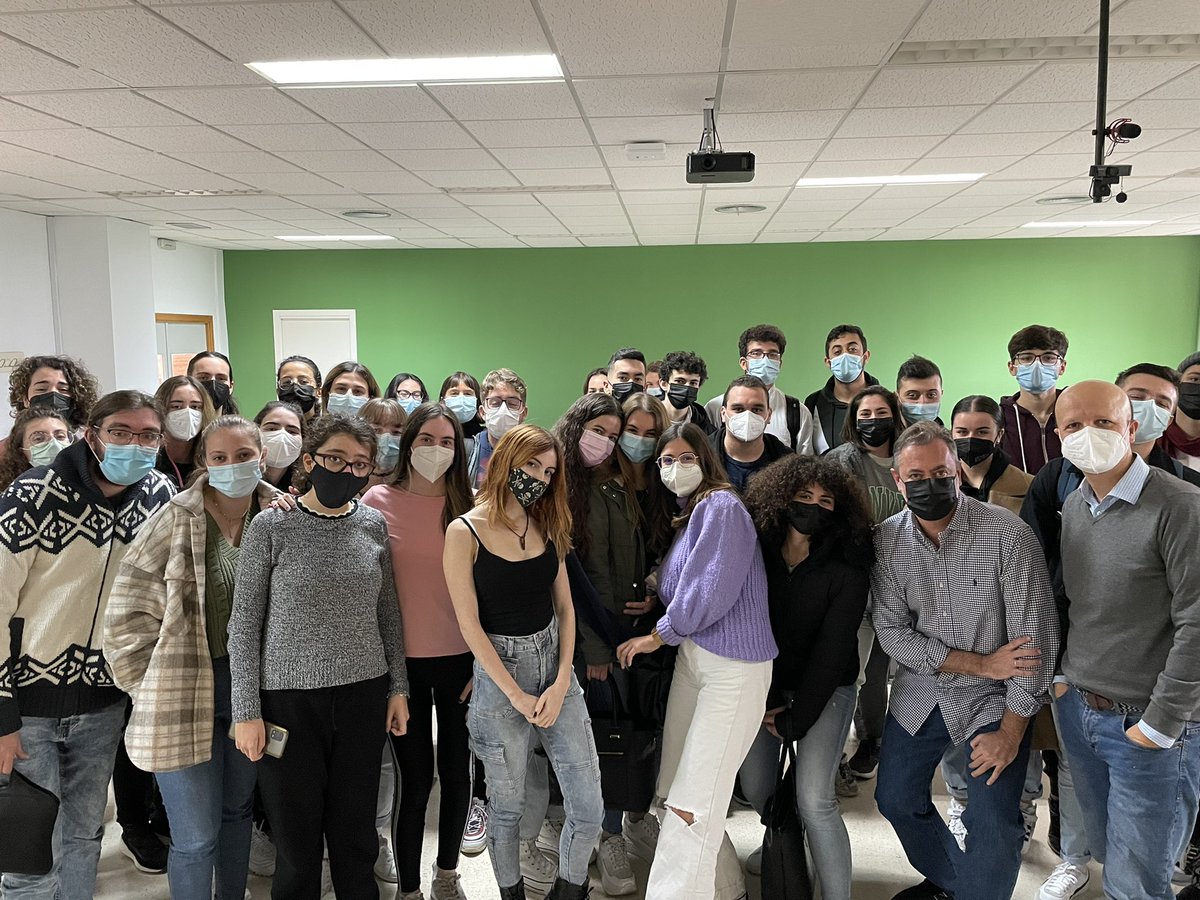 agustinrivera's tweet photo. Una maravilla la charla de este lunes en #GPIO21 @ComuniFac de @JoseMaDeLoma sobre su método para escribir artículos. #NiundíasinReporterismo. https://t.co/l4wwlGL783
