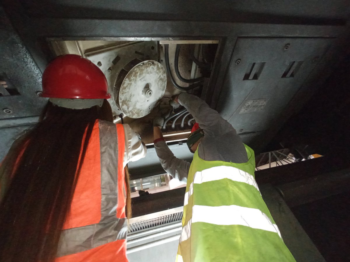 CAMETROVALENCIA's tweet photo. #GMTVzla🇻🇪||En @CAMETROVALENCIA no se detiene la marcha y continúan los trabajos para brindar buena noticias al pueblo|| Desde el #TallerIntegral continúa el plan de repotenciación de #Trenes con labores sobre el ventilador de propulsión en los #Vagones ¡Seguimos Avanzando! 💯🚇 https://t.co/eJsrWz6vjQ