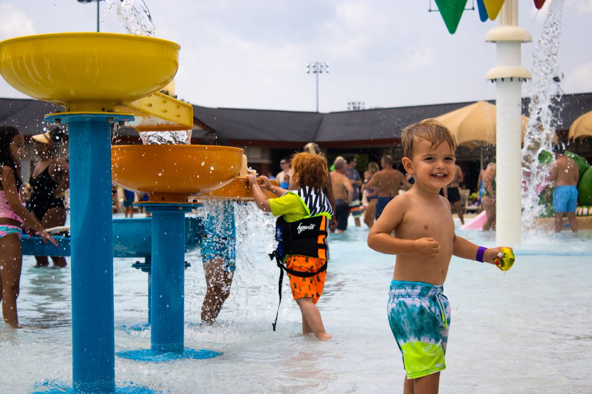 There are only a few days left to get a membership for the 2022 season at the Grayslake Aquatic Center at the lowest price of the season! Sign up for a summer of fun for the whole family at villageofgrayslake.com/311/Membership…!