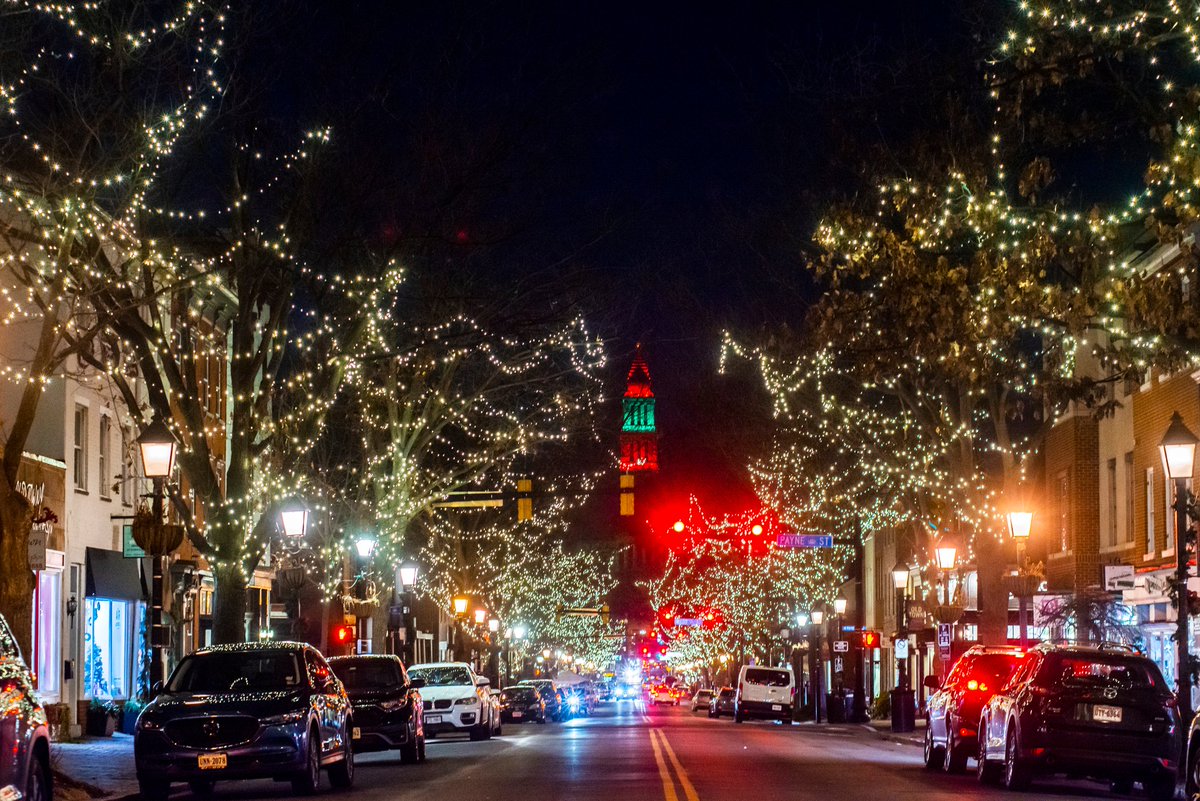 Alexandria is decked out for the holidays! Now all we need is a light dusting of snow... 🎄❄️🎁