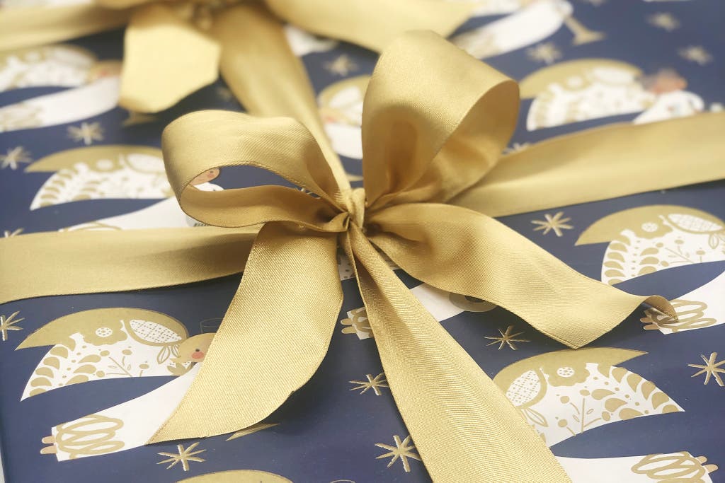 Just in time for the holiday season, make sure you are correctly recycling your gift wrapping materials correctly! 

Tissue paper, cardboard gift boxes and all paper wrapping items can be recycled!

Metallic and glittery gift bags, ribbons, bows and bubble wrap can't be recycled!