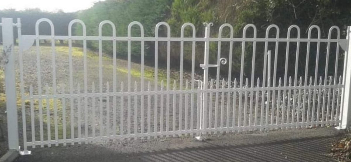 ForgeWork's tweet photo. @Photomando7 Probably related to city park gates and there related to blacksmith farm gates .the bow was safer than spikes if animals jumped over https://t.co/SwCj5IZSLV country parents https://t.co/20LnamUES2