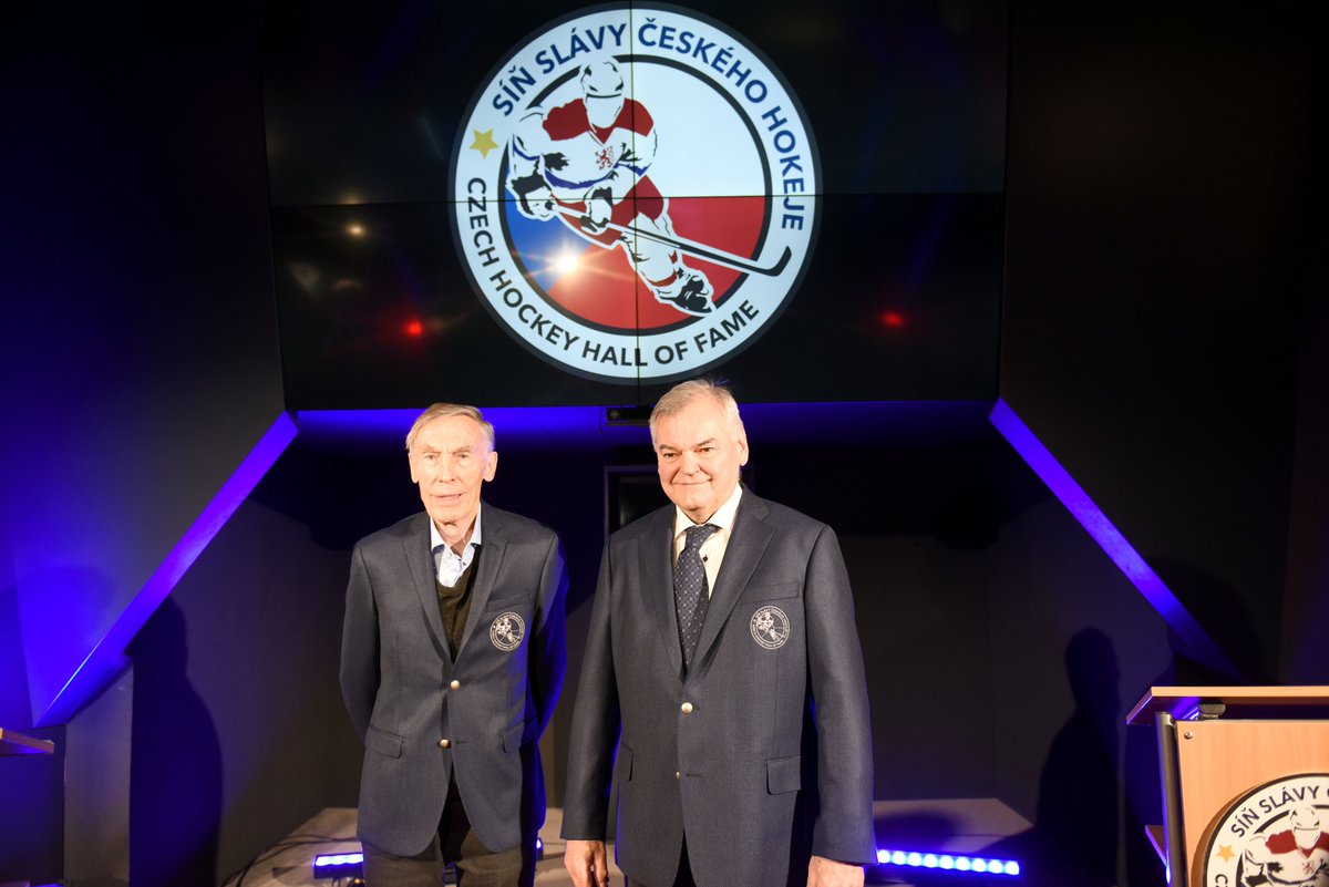 czehockey's tweet photo. Podívejte se ještě prostřednictvím fotografií na ceremoniál, jak byli do Síně slávy českého hokeje uvedeni Jaromír #Meixner, Čeněk #Pícha, Stanislav #Sventek a Vladimír #Vůjtek.
Profily nových členů Síně slávy a další fotografie ➡ https://t.co/j8lQYo6RpX https://t.co/Aw1sZIY3VI