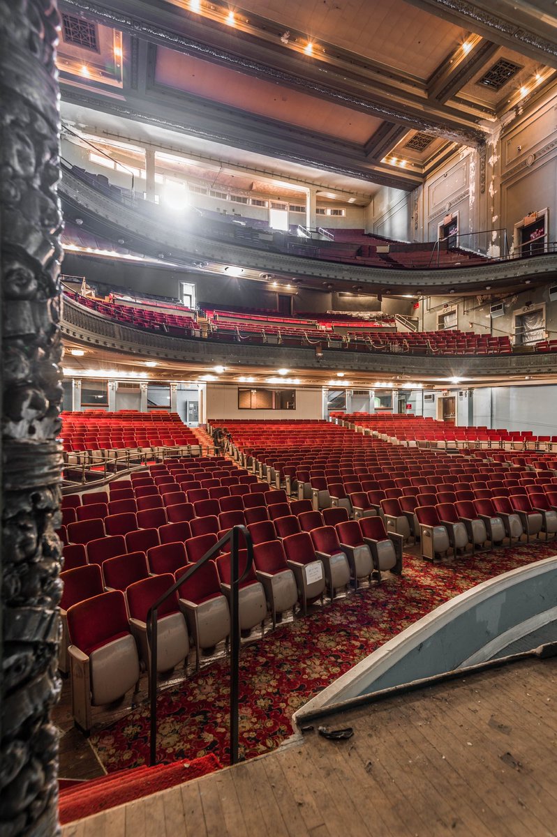 muuchomas_'s tweet photo. A massive #abandoned theatre with 2,000+ seats sitting in limbo (pun intended). The theatre was built with “isoacoustic curve” principles. Meaning you could hear a performance without electronic amplification regardless of where you sit. https://t.co/2tNHgKMgFa