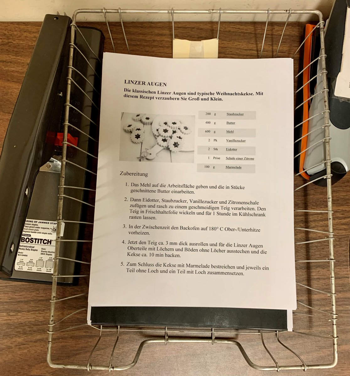 uvic_geru's tweet photo. Who left this beautiful recipe in our staff room? 💖
#linzer #germanbaking #germancookies #officetreats https://t.co/sjVyXBGkED