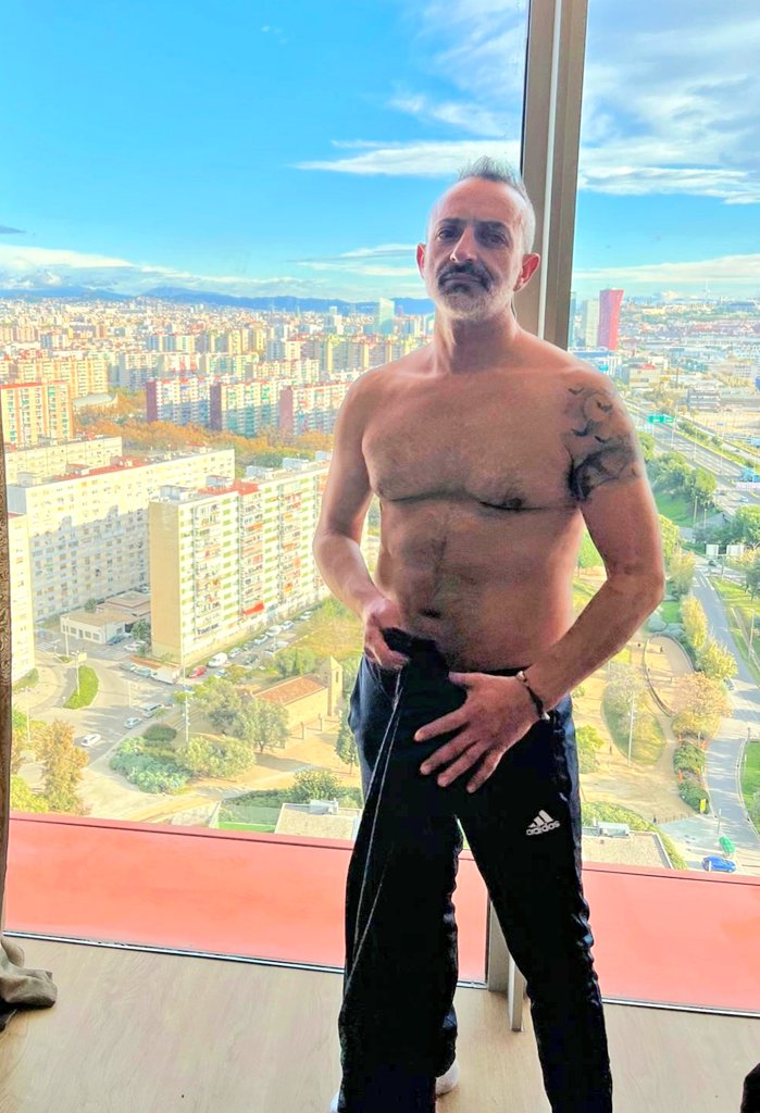 julenrs74's tweet photo. De vuelta a las andadas. Después de un tiempo perdido y con la suma de otra vuelta completa a la tierra (47a). Creo que ahora sí me toca empezar a ir al gym. 
#gaytelegram #gay #gaypostureo #gayhot #GayPassion #gayman #gaybcn #gaybeard #gaydaddyboy #gaydominant #gaydelicious #bad https://t.co/SFSKUkVI5g