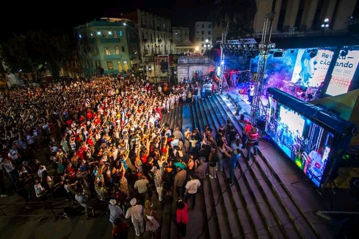 FabianAlonso23's tweet photo. Esta noche los Jóvenes Universitarios llegamos hasta la Escalinata de la Universidad de La Habana para festejar el Aniversario 99 de la FEU organizacion q pronto cumplirá 100 Años haciendo Revolucion...#VamosConTodo https://t.co/A4LpijHTJE