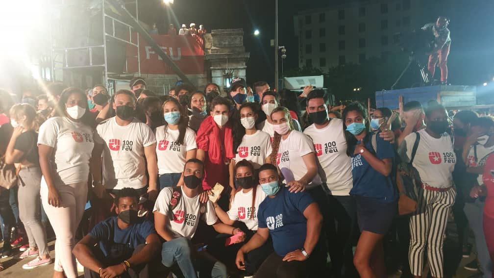 Esta noche los Jóvenes Universitarios llegamos hasta la Escalinata de la Universidad de La Habana para festejar el Aniversario 99 de la FEU organizacion q pronto cumplirá 100 Años haciendo Revolucion...#VamosConTodo