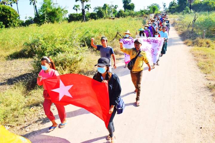 eainttko's tweet photo. The local villagers in Yinmarbin and Salingyi townships went on their 286th rural strike on December 21 to fall the fascist military council despite the challenges of earning a living.

#NoFlyZoneInMyanmar
#Dec21Coup 
#WhatsHappeningInMyanmar https://t.co/gI6d5bknq2