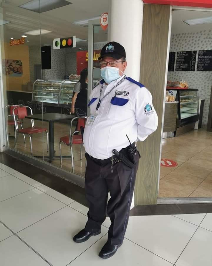 DeHondurasHN's tweet photo. ¡DIGNO EJEMPLO! ⭐Al entrar a Mall El Dorado se siente la agradable bienvenida por parte de  don Catalino Bautista que siempre recibe y despide con un cálido y alegre saludo. Ha ganado el cariño de muchos visitantes del centro comercial.#DignodeAdmirar #ElDiarioDeHonduras https://t.co/dJFnNqDcG4