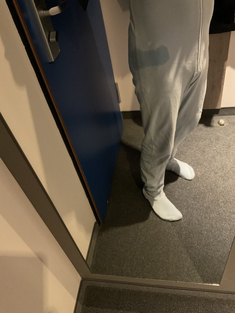 windelmanni's tweet photo. Heute Nacht war die Windel wohl zu dünn gewählt. Gut das das Bett extra gesichert ist.
#Windel #Diaper #Diaperlover #ABDL #Strampler https://t.co/f8agtdBCeT