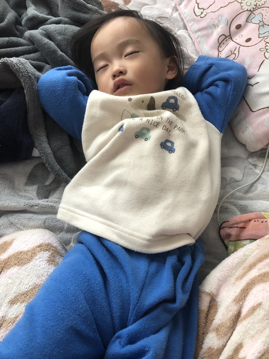 25__emi's tweet photo. 一瞬いつもの寝方で寝たのに秒で起きて… https://t.co/xLkBYNRcG5