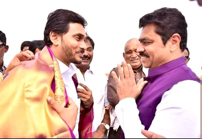 CMRamesh_MP's tweet photo. ఆంధ్రప్రదేశ్ ముఖ్యమంత్రివర్యులు శ్రీ వైఎస్ జగన్మోహన్ రెడ్డి @ysjagan గారికి హృదయపూర్వక జన్మదిన శుభాకాంక్షలు. మీరు ఇలాంటి పుట్టినరోజులు మరెన్నో జరుపుకోవాలని మనస్పూర్తిగా కోరుకుంటున్నాను. https://t.co/eKEjIIz98P