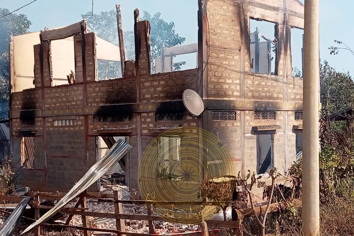 KenRoth's tweet photo. Having gotten away with large-scale arson to forcibly displace Rohingya, the Myanmar military is continuing. The latest victims are in the village of Kunnar in Kayah (Karenni) State’s Loikaw Township, where troops "set fire to 19 houses before retreating. 
https://t.co/GoXrjK3syK https://t.co/mXJXFHcjcs
