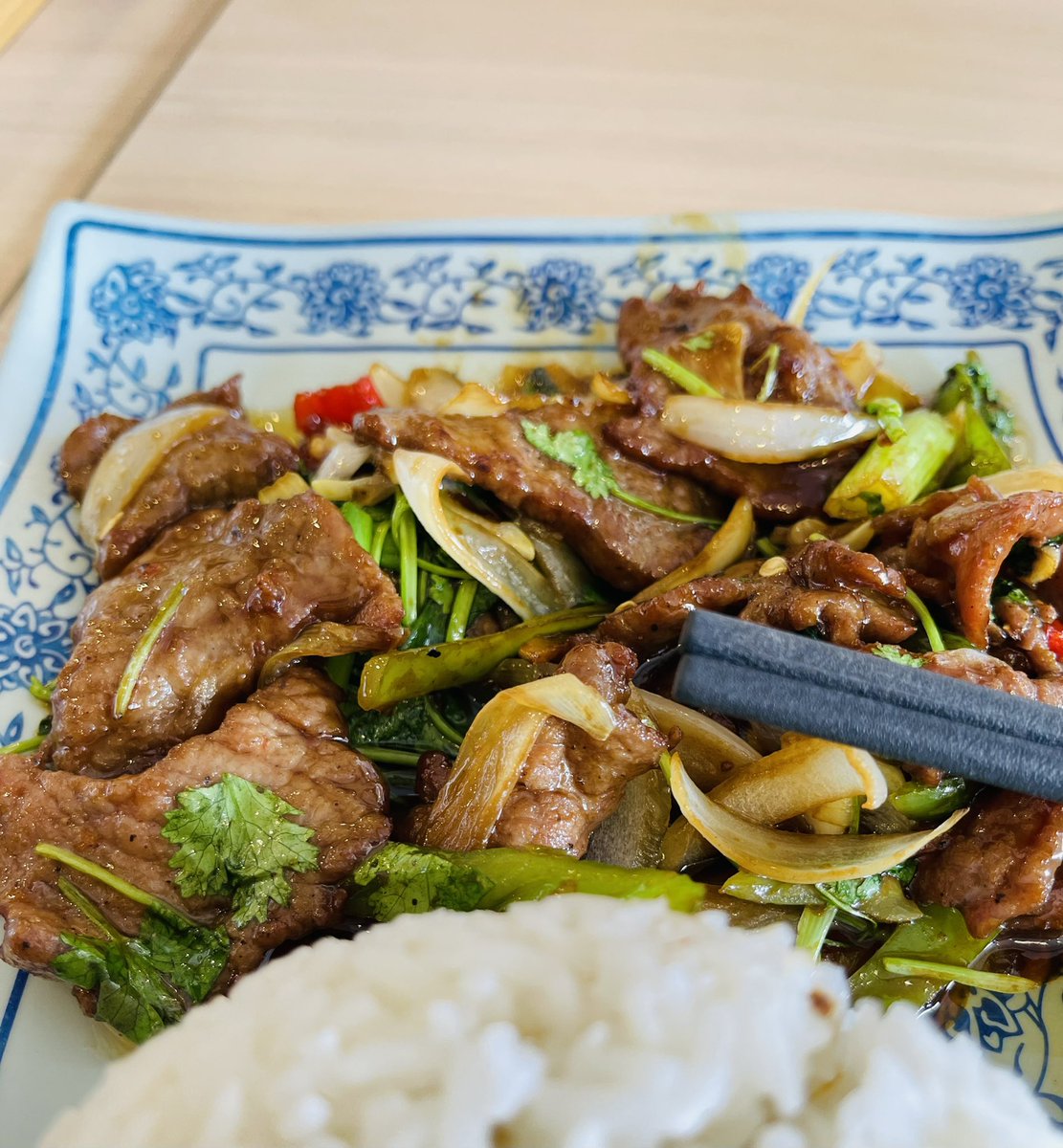 empressTanja's tweet photo. Delicious coriander beef at Chai Chef, Flagstaff Plaza ♥️✨😜 Washed down with piping hot Chinese tea 🤤 #FijiFoods #Suva #lunchThings 🥢 https://t.co/qfiYkK34Fq