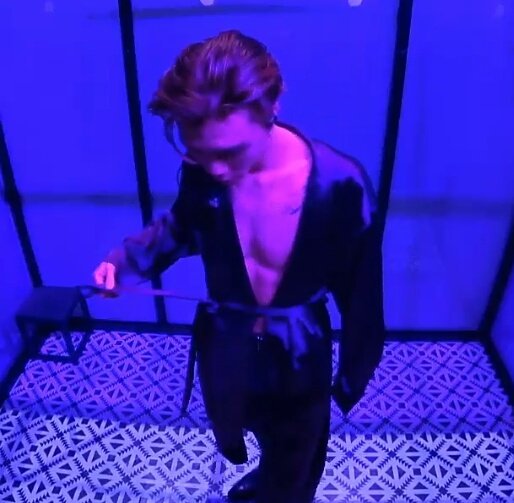 mylitllesuh's tweet photo. ☾Purple Lights☽ - johnjae au

Onde Johnny, um stripper nas horas vagas, está fazendo seu show em uma boate e encontra um bêbado tentando lhe seduzir. 

Ou

Onde Jaehyun, em busca de esquecer as desilusões amorosas passadas, vai a uma boate beber e encontra homem fazendo um show https://t.co/AfHzflmKPv
