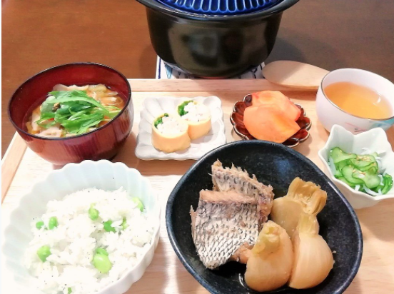 asagohan19love's tweet photo. おはようございます🎵
今日の朝ごはんは和食です
🌷しらすの生姜煮と枝豆の混ぜご飯
🌷鯛かぶら
🌷蒸し鶏とねぎの卵巻き
🌷きゅうりとしらすの酢の物

今日の自己採点NO.1は鯛かぶら🥇✨
鯛の旨みがすごく出ますね
少し甘めの煮汁がかぶに染みて美味しかったです🥰

#おうちごはん https://t.co/04ViDzBLWr