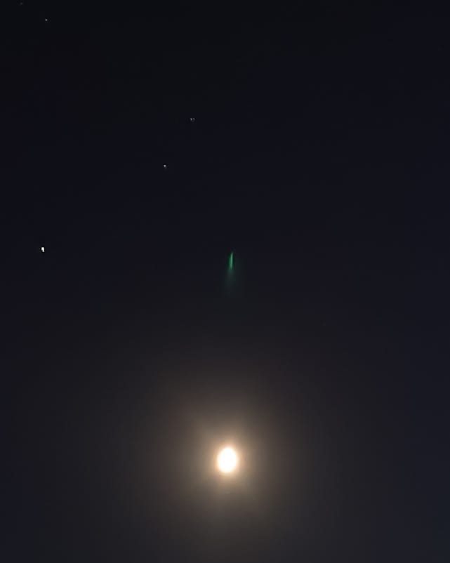 DoodleFK's tweet photo. @NASA this was taken November 9th 2021 from Cape Cod, MA, facing south. I've been trying to find someone that can tell me what this is??? My camera's focus peaking was picking up on the green streak so it is not lens flare. Thanks! https://t.co/Mm2M56aCGv