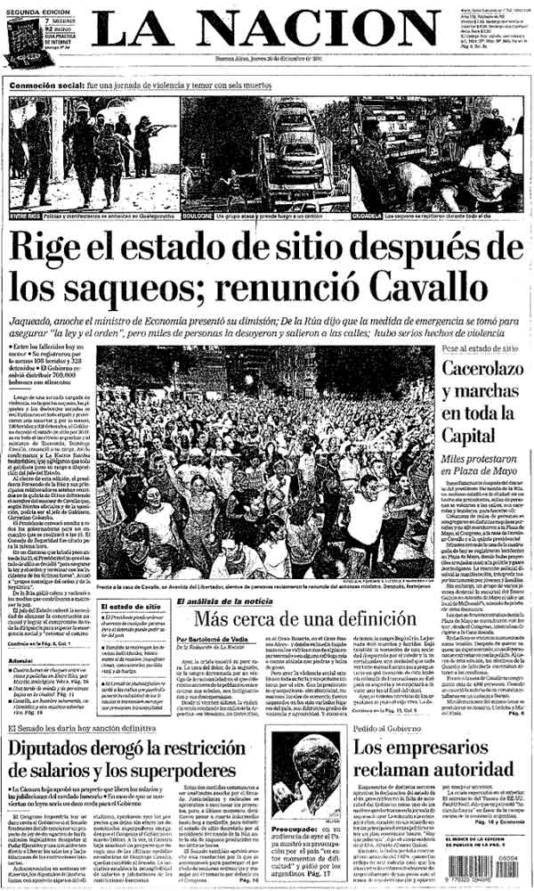 JesusACornejo's tweet photo. Cuando me fui del diario, ya entrada la noche, me crucé con docenas de personas con cacerolas.

Al otro día, el 20 de diciembre 2001, una jornada de violencia  sacudiría la Plaza de Mayo y sería el final del gobierno de Fernando de la Rúa. 🚁 

Tiempos violentos. https://t.co/EZZd8jFbG6
