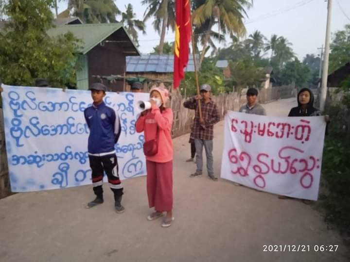 spring_2021's tweet photo. Dawn strike to protest against the military dictatorship by revolutionary locals from BeinNweChaung Village, Yinmarpin Tsp. 
#NoFlyZoneInMyanmar
#Dec21Coup  
#WhatsHappeningInMyanmar https://t.co/NQC9UAGNxa