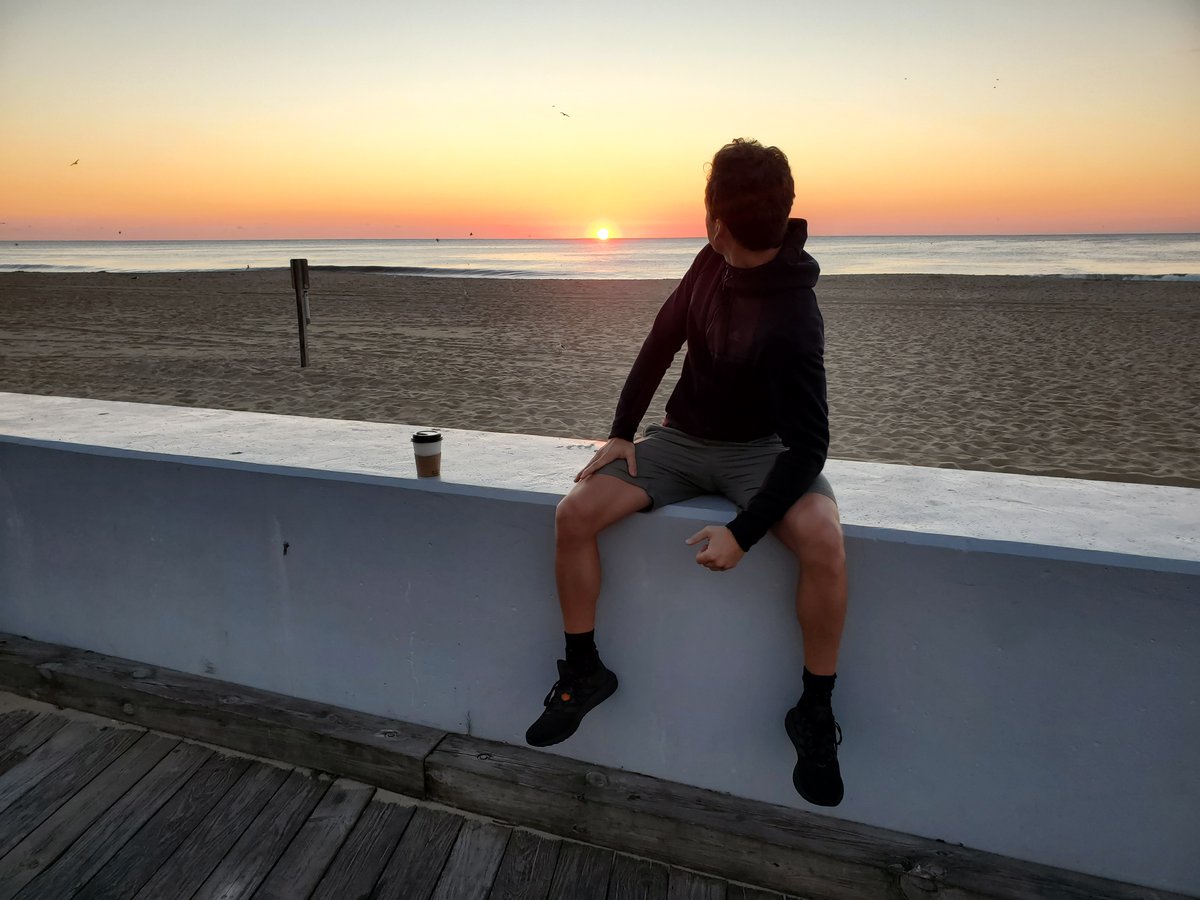 tha_karim's tweet photo. As the sun sets on 2021, I'm starting to reflect on everything the year was, everything it wasn't, and everything yet to come. 🌅 #Rapperholic2021 https://t.co/J2bmVeSg3C