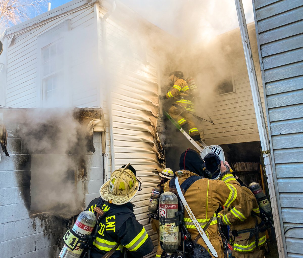 jamesweblabs's tweet photo. Frederick County Fire & Rescue firefighters battled a house fire today on Water St., downtown Frederick. @FNP_Green @FredScanner @frednewspost @dvlassop @DCFDRescue3 #fire #firefighting #urbanfirefighting https://t.co/weo89Zc7Uj