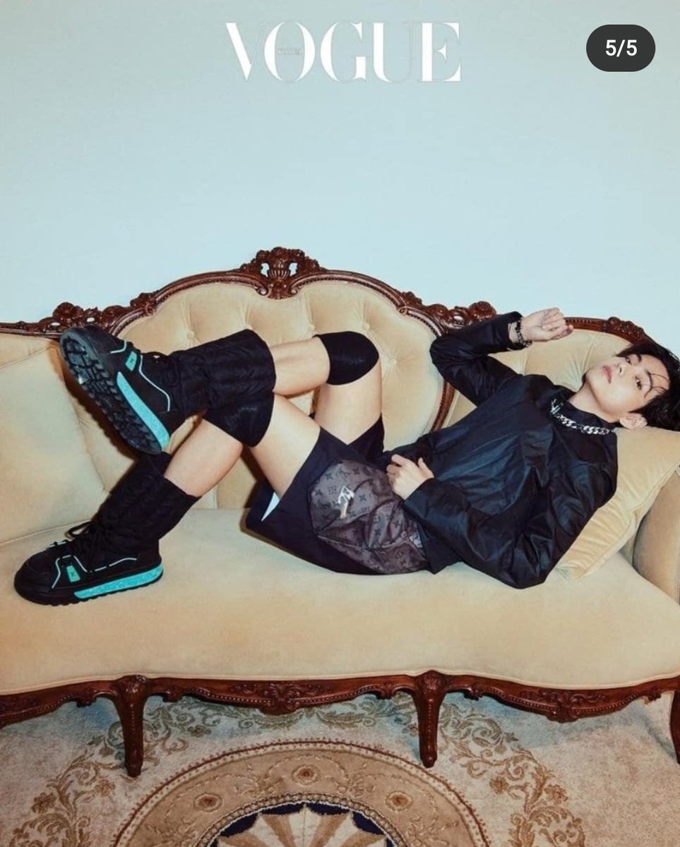 Taehyung_india_'s tweet photo. 📸[I.G - THV]

Good Morning to GQ &amp; Vogue #vcuts posted by Taehyung 🌻😍

https://t.co/qEDuaFgkly

[#Taehyung| #BTSV | #뷔 | #방탄소년단뷔] https://t.co/BPj9bQD5Ja