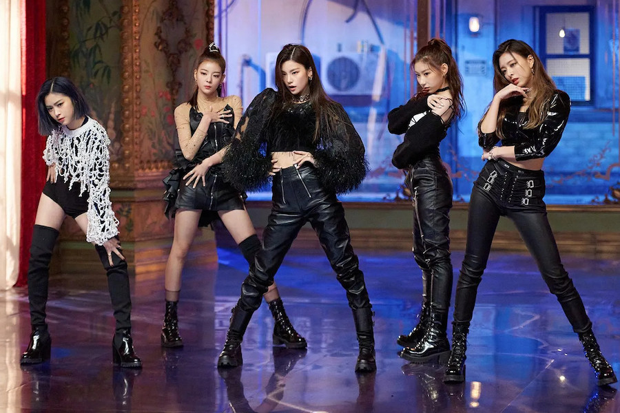 soompi's tweet photo. #ITZY's "WANNABE" Becomes Their 1st MV To Surpass 400 Million Views #ITZY_WannabeMV400M 
https://t.co/UuZf6lukGJ https://t.co/l6OX9lV3ST