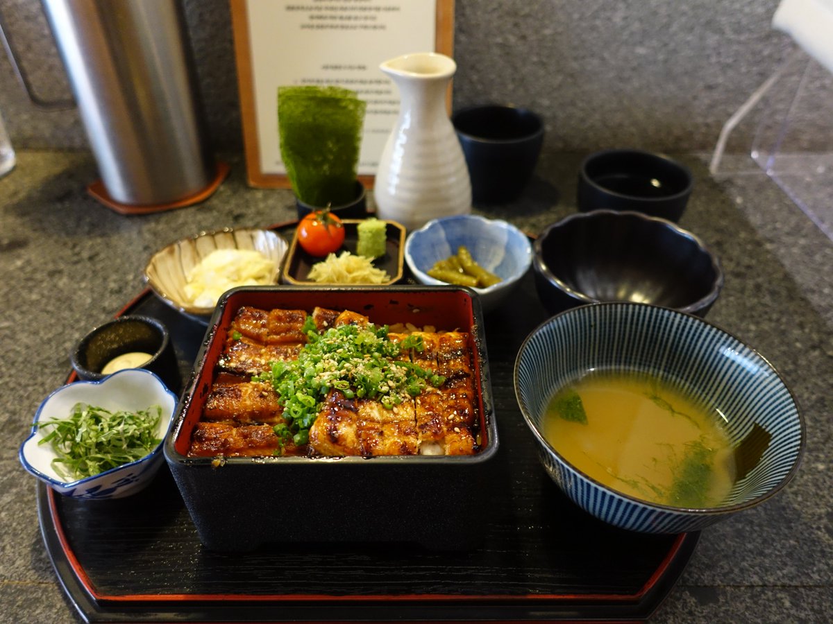 jJIlIii's tweet photo. 연남동 심원
장어덮밥, 부타동, 토리동 등을 파는 일식당. 장어덮밥 소짜가 22000원이니 가격도 좋다. 바다장어와 민물장어 반반씩 섞어줘서 좋았고 타래 소스에 조려낸 밥도 맛있다. 감태와 궁합도 좋고 마무리 오차즈케 까지 만족스러운 식사. https://t.co/zgBhgKTlwM