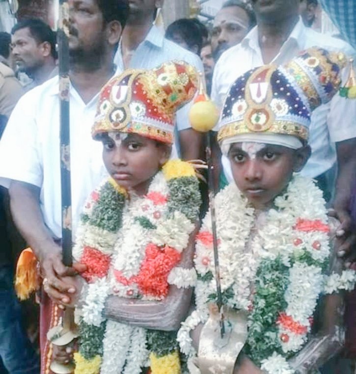 mannar_vamsam's tweet photo. ஸ்ரீரங்கம்  அரங்கநாதர் திருக்கோவில் வைகுண்ட ஏகாதசி திருநாளை முன்னிட்டு திருமங்கையாழ்வார் வழித்தோன்றல் முத்துராஜா வகையறாவுக்கு பரிவட்டம் முதல் மரியாதை இன்றும் கொடுக்கப்படுகிறது...
#திருமங்கையாழ்வார்_முத்தர���யர்_வேடுபறி https://t.co/faYiBkexq8